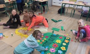 Uczniowie klasy 1 i 2 Szkoły Podstawowej Mistrzostwa Sportowego w Zakopanem w poszukiwaniu wiosny.