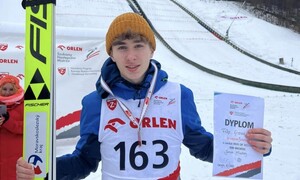 Zdjęcie przedstawia zawodników ZSMS Zakopane podczas Ogólnopolskiej Olimpiady Młodzieży 2023 w skokach i kombinacji norweskiej