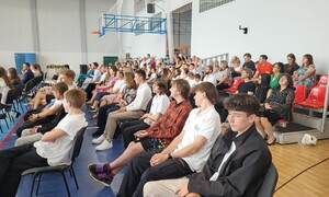 Zdjęcie przedstawiają uczniów ZSMS Zakopane podczas uroczystego zakończenia roku szkolnego