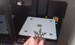Zdjęcie przedstawia drukarkę 3D zakupioną ze środków programu Laboratoria Przyszłości