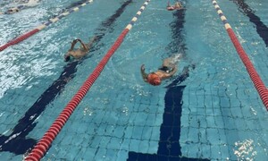 Zdjęcie przedstawia uczniów ZSMS Zakopane podczas zajęć sportowych na basenie