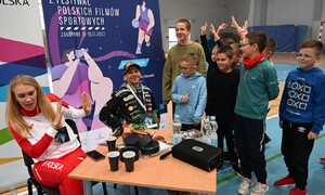 Zdjęcie przedstawia uczniów SMS Zakopane podczas wydarzeń związanych z 2 Festiwalem Polskich Filmów Sportowych organizowanym w Zakopanem