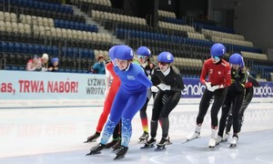 Zdjęcie przedstawia zawodników łyżwiarstwa szybkiego ZSMS Zakopane podczas XXVIII Ogólnopolskiej Olimpiady Młodzieży w łyżwiarstwie szybkim