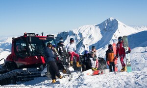 Zdjęcie przedstawia zawodników snowboardu podczas przygotowań do sezonu zimowego