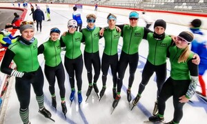 Zdjęcie przedstawia zawodników łyżwiarstwa szybkiego podczas zgrupowania sportowego w Max Aicher Arena Inzell