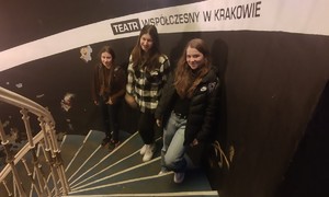 Zdjęcie przedstawia uczniów klasy 8 podczas wycieczi do Krakowa