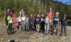 Zdjęcie przedstawia uczniów pierwszej klasy na wycieczce do Doliny Olczyskiej
