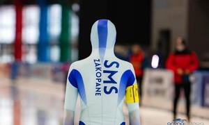 Zdjęcie przedstawia zawodników SMS Zakopane podczas Mistrzostw Polski Juniorów w łyżwiarstwie szybkim 2021