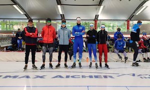 Zdjęcie przedstawia zawodników na torze lodowym w Inzell