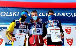 Zdjęcie przedstawia rywalizację w biegach narciarskich podczas Mistrzostw Polski Juniorów i Junirów Młodszych w Ustrzykach Dolnych