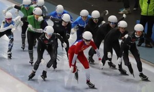 Zdjęcia przedstawiają zawodników SMS Zakopane podczas Mistrzostw Polski Młodzików 2024 w łyżwiarstwie szybkim