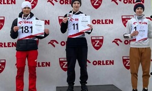 Zdjęcie przedstawia zawodników SMS Zakopane podczas zawodów Orlen Cup 2022/2023 w skokach i kombinacji norweskiej.