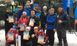 Zdjęcie przedstawia zawodników UKS przy ZSMS Zakopane dofinansowanych w ramach zadania Aktywizacja dzieci poprzez upowszechnianie wśród nich narciarstwa biegowego i łyżwiarstwa szybkiego.