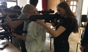 Zdjęcie przedstawia uczniów ZSMS Zakopane podczas szkolenia z obsługi broni