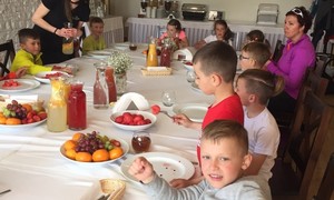 Zdjęcie przedstawia uczniów 1 klasy SPMS w Zakopanem podczas wycieczki z okazji Dnia Dziecka