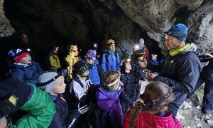 Zdjęcie przedstawia uczniów klas 1 i 3 podczas wycieczki do Doliny Kościeliskiej