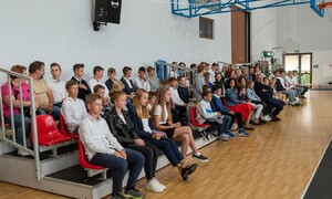 Zdjęcie przedstawia Dyrekcję, Grono Pedagogiczne, uczniów SMS Zakopane oraz zaproszonych gości podczas uroczystości Inauguracji Roku Szkolnego 2022/2023