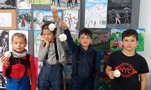 Zdjęcie przedstawia uczniów 2 klasy SPMS podczas warsztatów w Muzeum Tatrzańskim