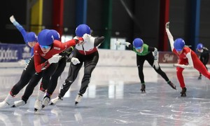Zdjęcie przedstawia zawodników łyżwiarstwa szybkiego ZSMS Zakopane podczas XXVIII Ogólnopolskiej Olimpiady Młodzieży w łyżwiarstwie szybkim