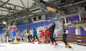 Zdjęcie przedstawia zawodników snowboardu podczas przygotowań do sezonu zimowego
