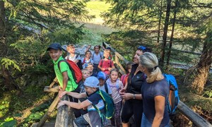 Zdjęcie przedstawia uczniów pierwszej klasy na wycieczce do Doliny Olczyskiej