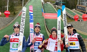 Zdjęcie przedstawia uczniów i absolwnetów SMS Zakopane podczas Mistrzostw Polski Seniorów w skokach narciarskich i kombinacji norweskiej