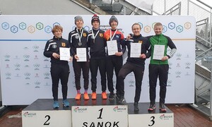 Zdjęcie przedstawia uczniów ZSMS Zakopane podczas XXIX Ogólnopolskiej Olimpiady Młodzieży w Sportach Zimowych – Podkarpackie 2023.