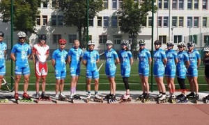 Zdjęcie przedstawia grupę łyżwiarzy wraz z trenerami podczas zgrupowania w Giżycku 2020