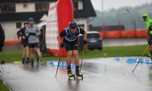 Zdjęcie przedstawia zawodników podczas Pucharu w biegach na nartorolkach w Klikuszowej