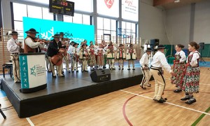 Zdjęcie przedstawia uroczystości związane z otwarciem internatu szkolnego SMS Zakopane