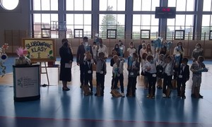 Zdjęcie przedstawia uczniów pierwszych klas szkoły podstawowej i liceum wraz z dyrekcją, wychowawcami, rodzicami podczas uroczystości pasowania na ucznia ZSMS Zakopane