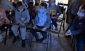 Zdjęcie przedstwia uczniów klasy 1 i 2 szkoły podstawowej podczas lekcji muzealnej w willi Oksza