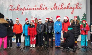 Zdjęcie przedstawia uczniów ZSMS Zakopane podczas Zakopiańskich Mikołajek