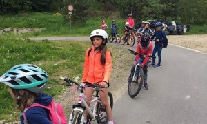 Zdjęcie przedstawia uczniów klasy pierwszej ZSMS Zakopane podczas wycieczki rowerowej