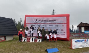 Zdjęcia przedstawiają zawodników biathlonu podczas Mistrzostw Polski w biathlonie na nartorolkach.
