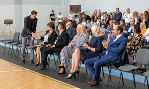 Zdjęcie przedstawia Dyrekcję, Grono Pedagogiczne, uczniów SMS Zakopane oraz zaproszonych gości podczas uroczystości Inauguracji Roku Szkolnego 2022/2023