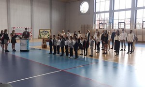 Zdjęcie przedstawia uczniów pierwszych klas szkoły podstawowej i liceum wraz z dyrekcją, wychowawcami, rodzicami podczas uroczystości pasowania na ucznia ZSMS Zakopane