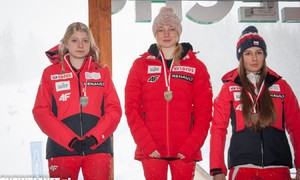 Zdjęcie przedstawia zawodniów na podium podczas Mistrzostwa Polski w Snowboardzie