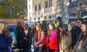Zdjęcie przedstawia uczniów klasy 8 podczas wycieczi do Krakowa