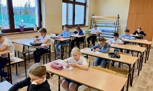 Zdjęcie przedstawia uczniów 3 klasy szkoły podstawowej podczas ogólnopolskiego testu kompetencji trzecioklasisty