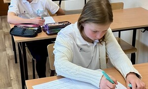 Zdjęcie przedstawia uczniów 3 klasy szkoły podstawowej podczas ogólnopolskiego testu kompetencji trzecioklasisty