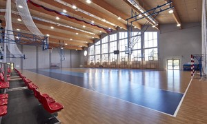 Zdjęcia przedstawiają halę sportową, kort tenisowy, siłownię i salki treningowe ZSMS Zakopane