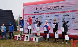 Zdjęcia przedstawiają zawodników biathlonu podczas Mistrzostw Polski w biathlonie na nartorolkach.