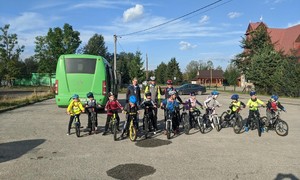 Zdjęcie przedstawia uczniów klasy pierwszej SPMS na wycieczce rowerowej
