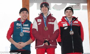 Zdjęcie przedstawia zawodniów na podium podczas Mistrzostwa Polski w Snowboardzie