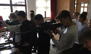 Zdjęcie przedstawia uczniów ZSMS Zakopane podczas szkolenia z obsługi broni
