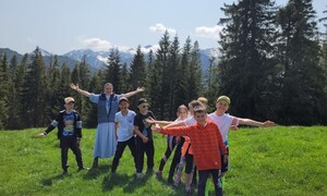 Zdjęcie przedstawia uczniów klasy 3 SPMS podczas wycieczki w Tatry.