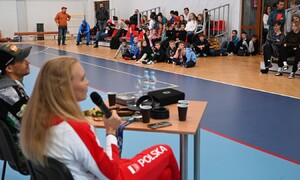 Zdjęcie przedstawia uczniów SMS Zakopane podczas wydarzeń związanych z 2 Festiwalem Polskich Filmów Sportowych organizowanym w Zakopanem
