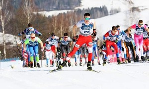 Zdjęcie przedstawia rywalizację w biegach narciarskich podczas Mistrzostw Polski Juniorów i Junirów Młodszych w Ustrzykach Dolnych
