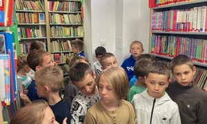 Zdjęcie przedstawia uczniów 1 i 2 klasy SPMP podczas lekcji bibliotecznej w Bibliotece Młodzieżowej w Zakopanem